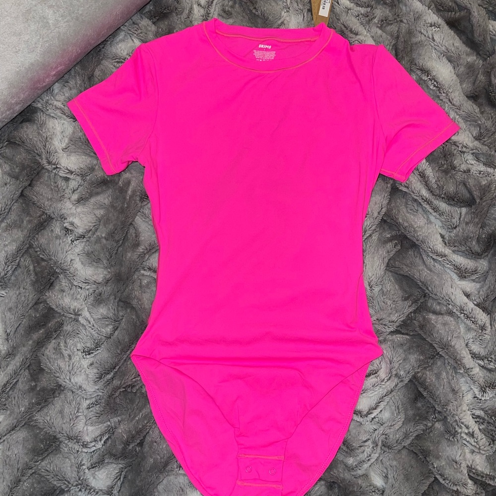 SKIMS: NEON PINK VDAY FITS EVERYBODY BODYSUIT